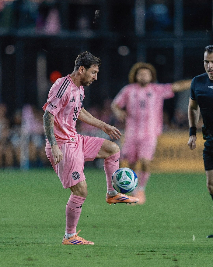 莱昂内尔·梅西再现神级操作，双响炮加400次助攻掀起英超风暴