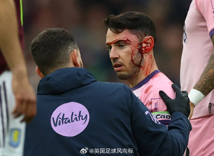 阿斯顿维拉4-0碾压伯恩茅斯，史密斯被撞破头英超短暂停引争议