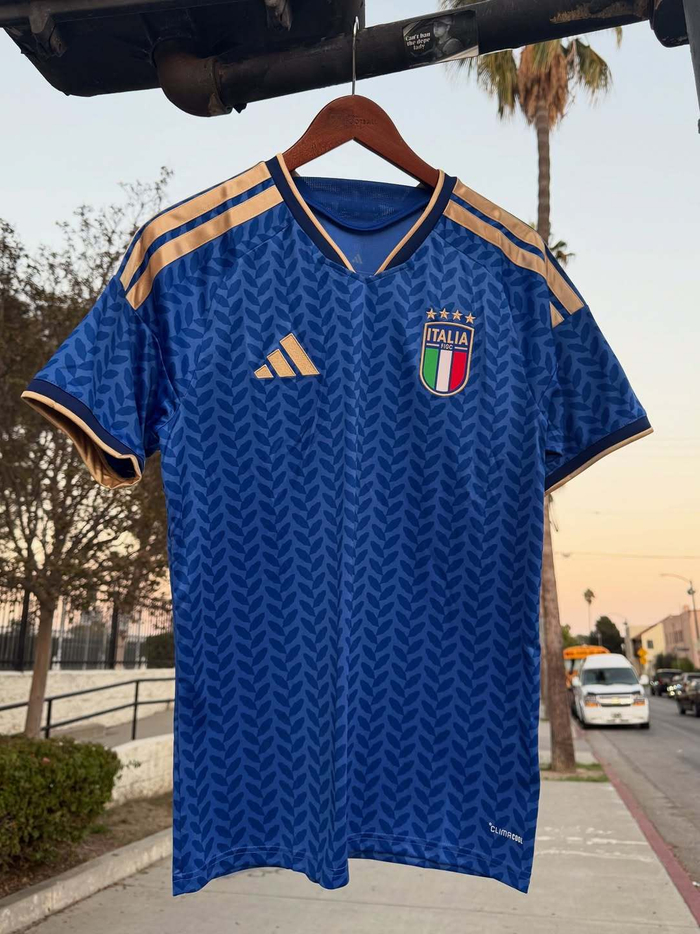 2026阿迪达斯世界杯战袍到店：英超球迷抢购潮比转会期还猛