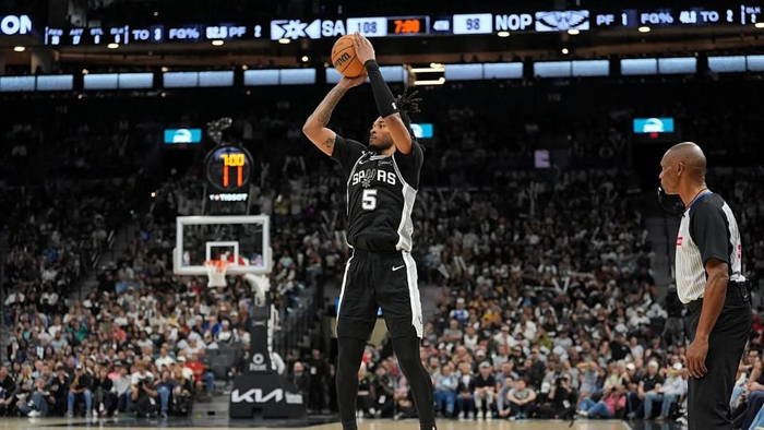 14分14助还不够？卡斯尔把东契奇按成10投2中：NBA防守风向在变了