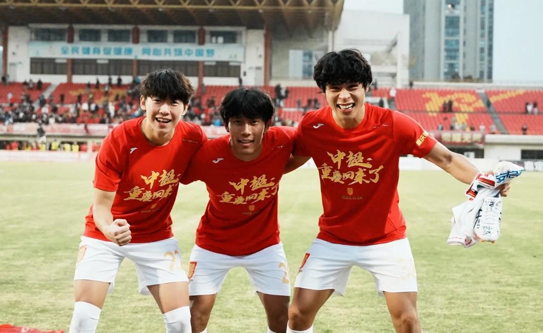 11月8日2-0收官冲超！中甲铜梁龙让重庆雄起，马钰钧从国安到舞台换了啥？