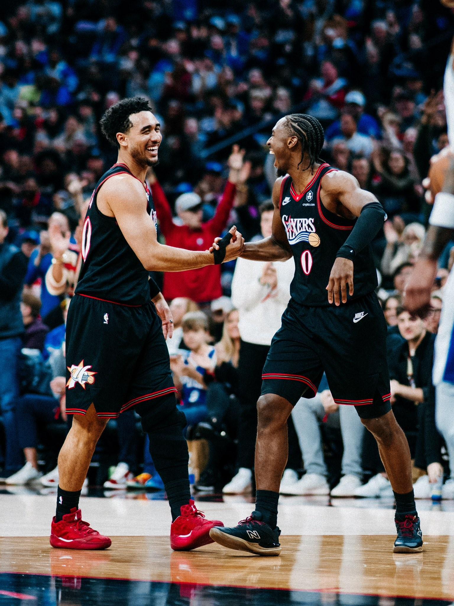 64-54半场，76人用2001致敬赛场：NBA记忆被换回主场