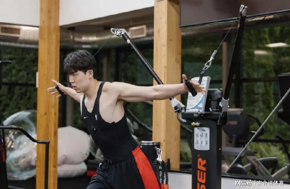 4场未上场，NBA球迷怒了：杨瀚森被波特兰开拓者当吉祥物？