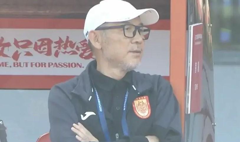 张外龙拿笔记打底气，重庆铜梁龙冲超成功，60岁老帅还能有几把刷子？