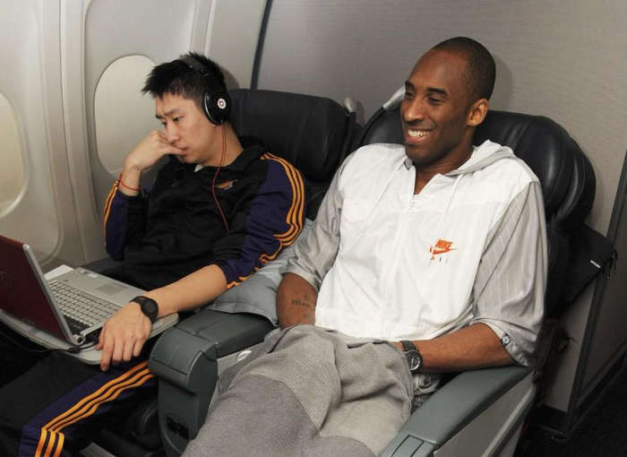 孙悦曝湖人包机奇葩真相：科比旁边坐着，不放松反倒更累 NBA神秘日常