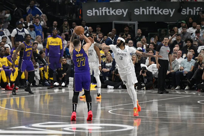 独行侠3胜7负，东契奇在线但球迷炸锅：NBA交易九个月后谁来背锅？