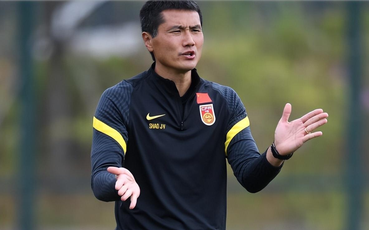国足新帅邵佳一难逃背锅魔咒，董路嘴炮“赤脚医生”论够味，联赛级别拖后腿