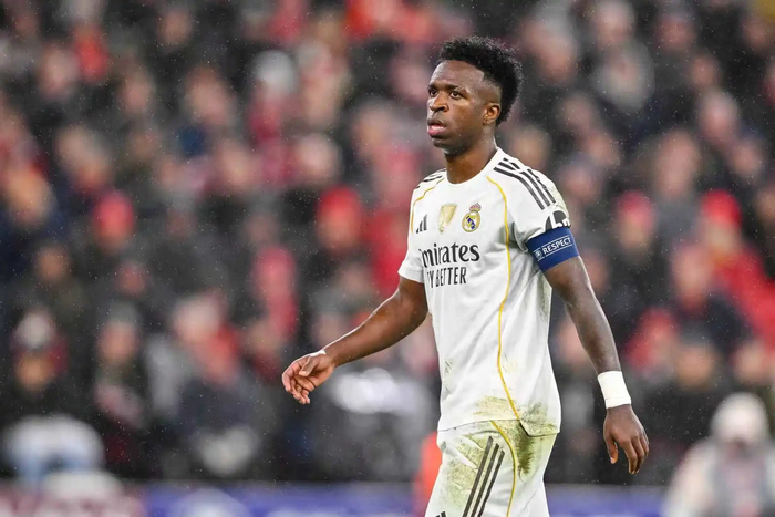 皇马要价1.5亿！维尼修斯和哈维·阿隆索撕裂场面，西甲欧冠都看着急