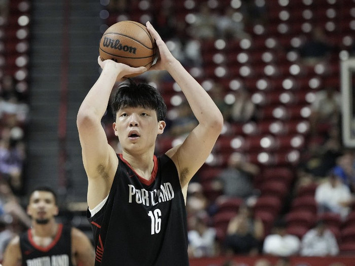 新赛季3次三分0中，杨瀚森在NBA当一哥还差多少步