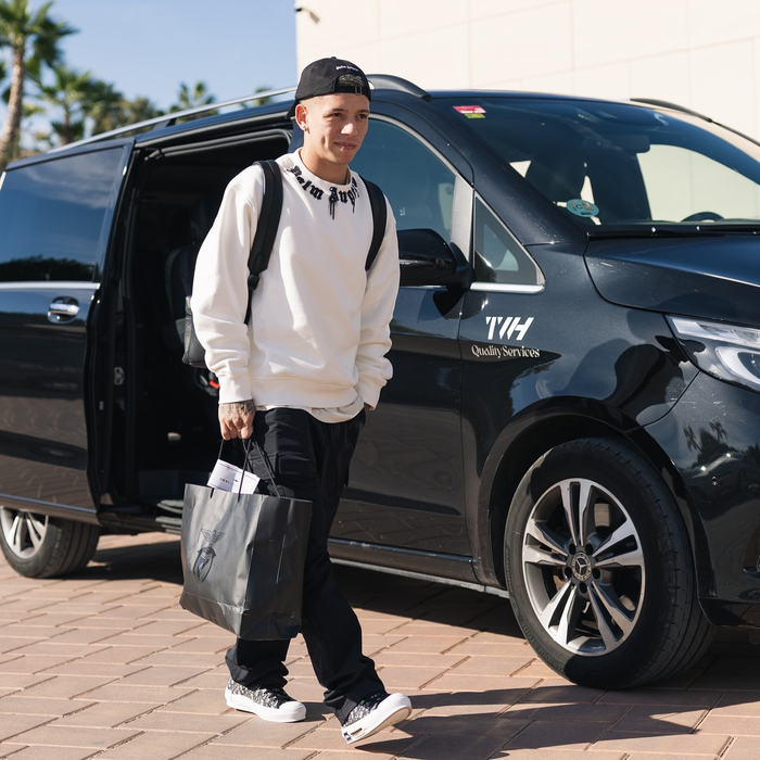 莱昂内尔·梅西晒照重返诺坎普，2张旧照把英超和球迷都搅动了