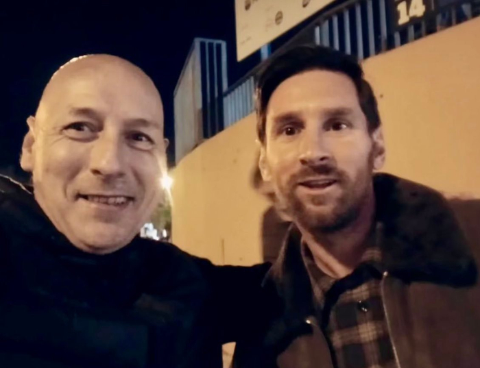 1张合影引爆：莱昂内尔·梅西在诺坎普球场被偶遇，西甲球迷炸锅