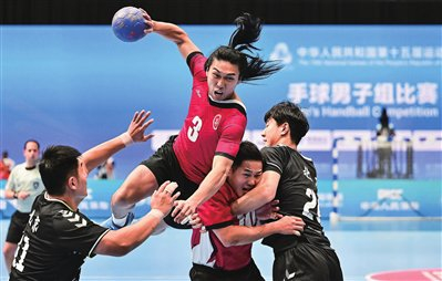 25比33，香港手球拿到第4名，台下观众比英超崩盘还疯狂