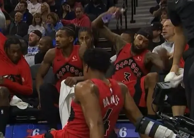 英格拉姆摔水瓶惹祸，猛龙120-130遭76人痛击，罚款2.5万成笑话？