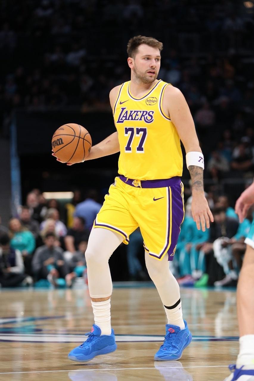 湖人121-111克黄蜂，里夫斯复出+东契奇38分，NBA又见小桥神助攻