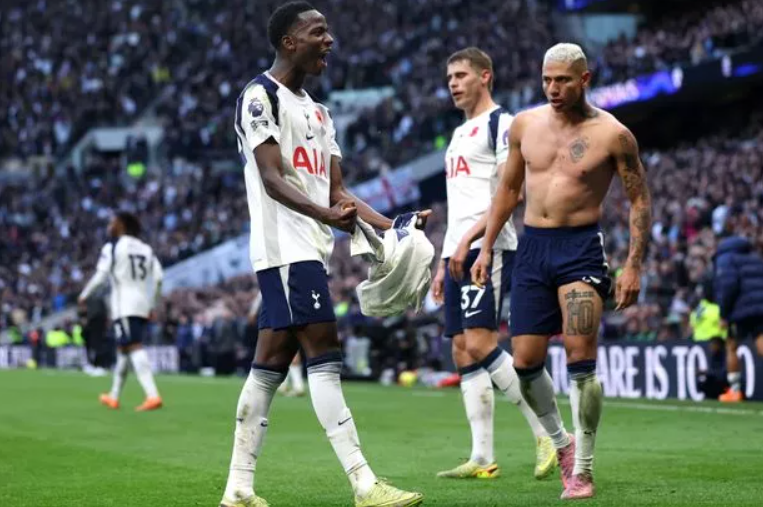 里沙利松补时脱衣拿黄，英超这1次庆祝比进球更戏剧化