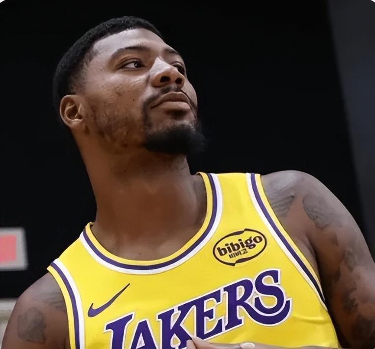 湖人121-111击退黄蜂：斯玛特7抢断当防守天花板，道格·里弗斯也得学着分球给勒布朗詹姆斯