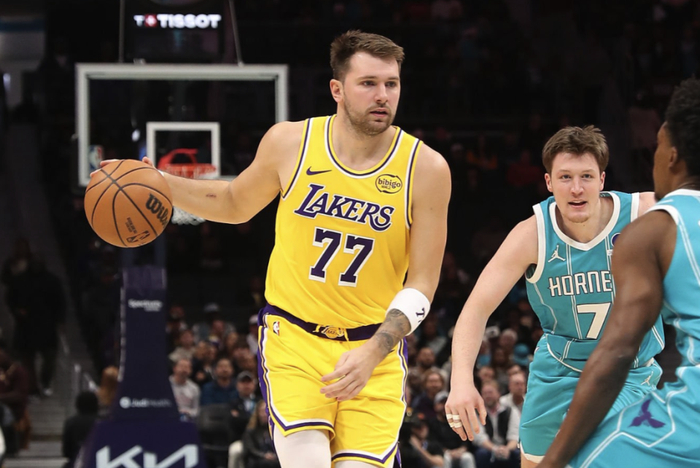 东契奇38分带湖人121-111逆袭黄蜂，里夫斯复出搅局NBA五连客