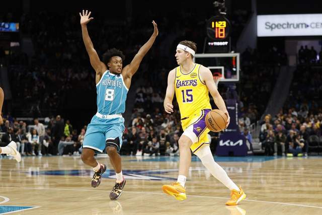 121-111翻盘！湖人在NBA客场反弹，里夫斯复出+斯玛特7抢断把黄蜂打蒙了