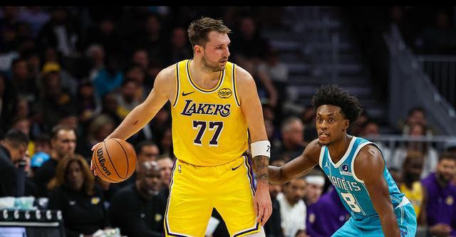 121-111！湖人客场胜黄蜂，NBA场上的三分命中率成笑点