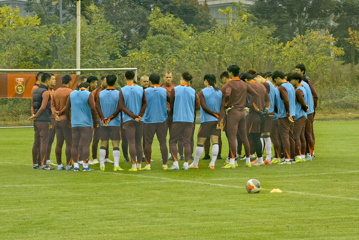 18人出训，北京时间11月11日，U22国家队备战熊猫杯，英超眼中的后卫去哪了？