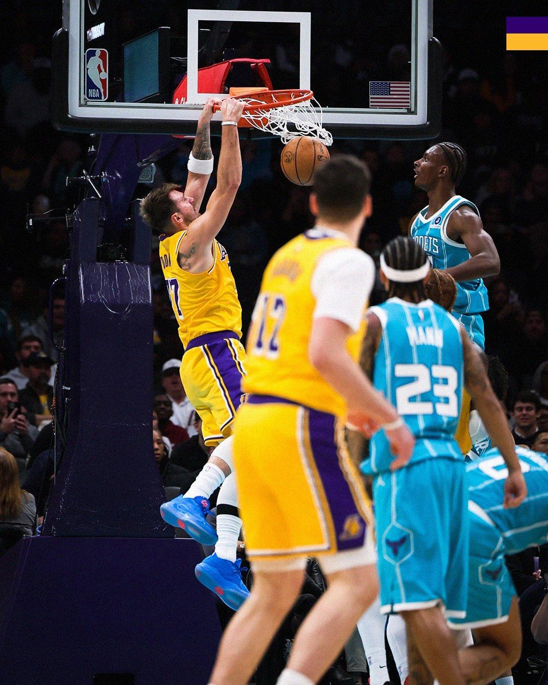 里夫斯复出24分，八村塁21分，湖人NBA客场险胜黄蜂？