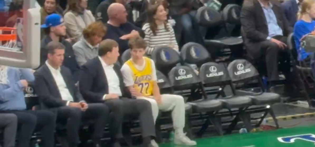 114-116主场惜败，独行侠球迷穿湖人东契奇球衣当面和老板互动（NBA）