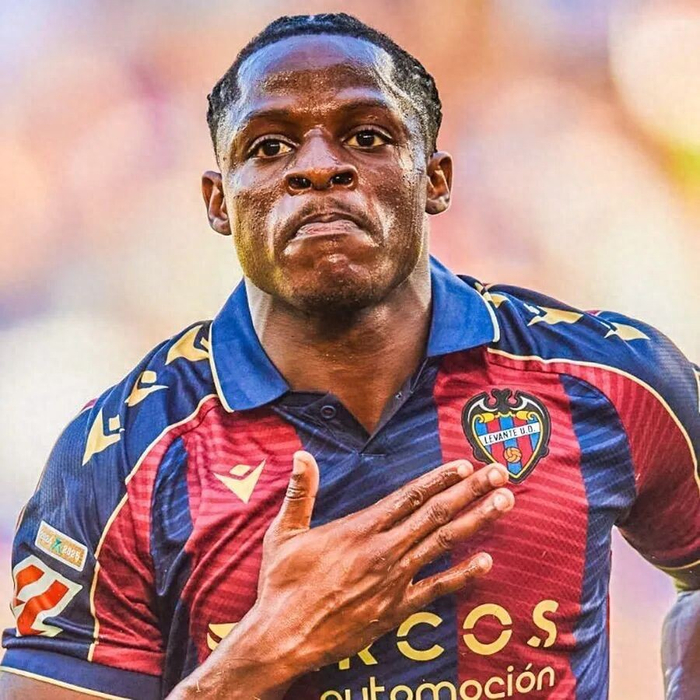 曼联锋线焦虑：22岁西甲射手6球和29岁托尼41球，英超豪门到底要选哪个？