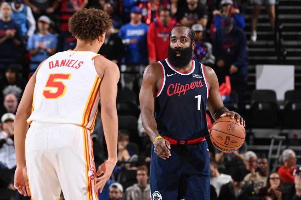 快船17分领先被老鹰翻盘105-102，哈登三分爆发难救主西部跌倒数第三