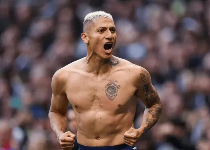 里沙利松脱衣领黄，热刺2-2曼联补时戏码比英超剧本还精彩