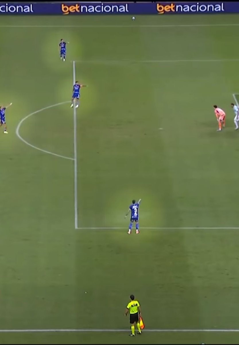 11月10日巴甲联赛：福塔莱萨门将布伦诺被格雷米奥卡洛斯-维尼修斯偷袭丢一球