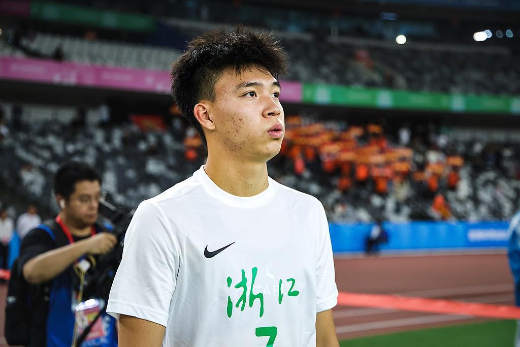 王钰栋44场高强度轰炸，U22教练竟当成玻璃娃娃护着？