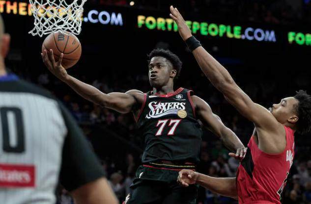 开局4连胜变4负，76人背靠背崩盘，恩比德缺阵的NBA24小时