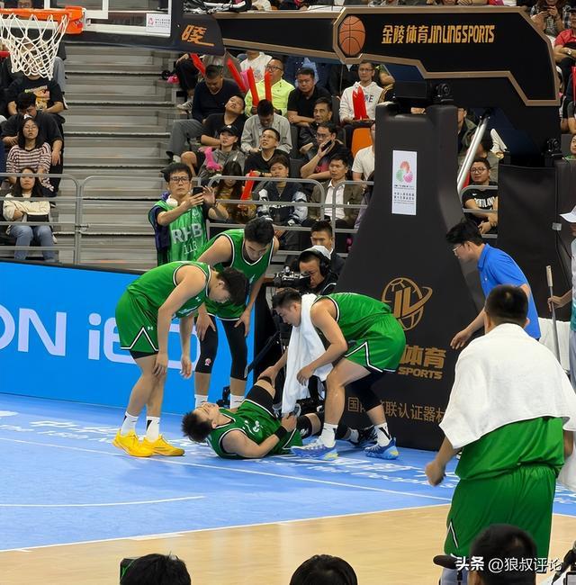 赵继伟7分钟倒地受伤，辽宁飞豹在CBA和国家队之间怎顶？