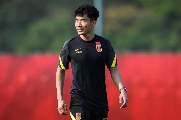 1个主帅名额，邵佳一上位，郑智中超去向成谜，连英超也笑了