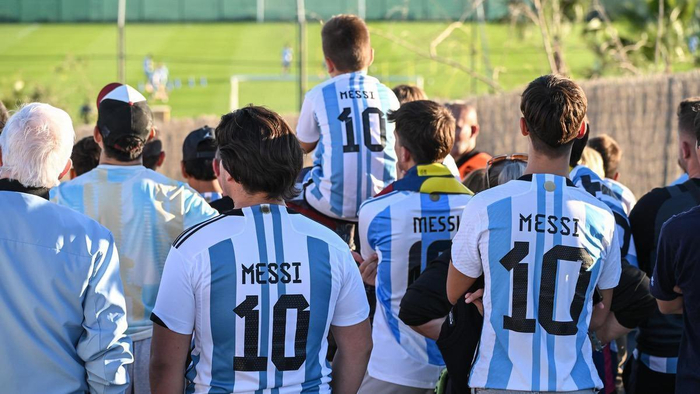 数百球迷聚阿利坎特，梅西传闻把西甲和巴塞罗那搅成戏圈