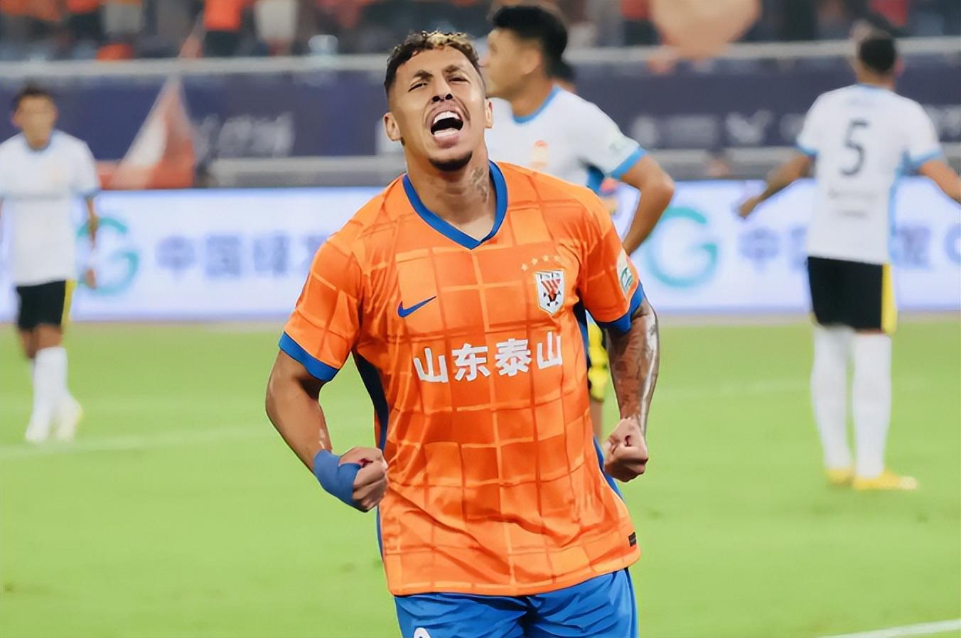 4人倒下、11分差还在：山东泰山中超危机比欧冠联赛阶段更糟糕？