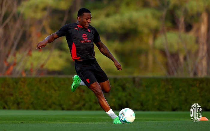 普利西奇合练亮相，米兰训练场成英超名将秀肌肉的地方？