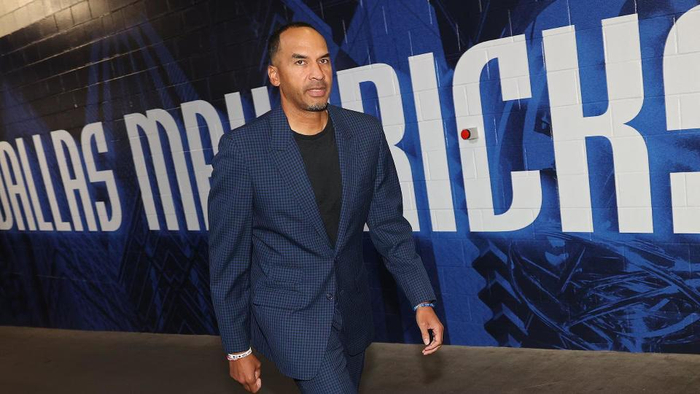 独行侠刚解雇哈里森，东契奇都懵了，湖人还要退役他球衣？NBA这剧情谁能信？