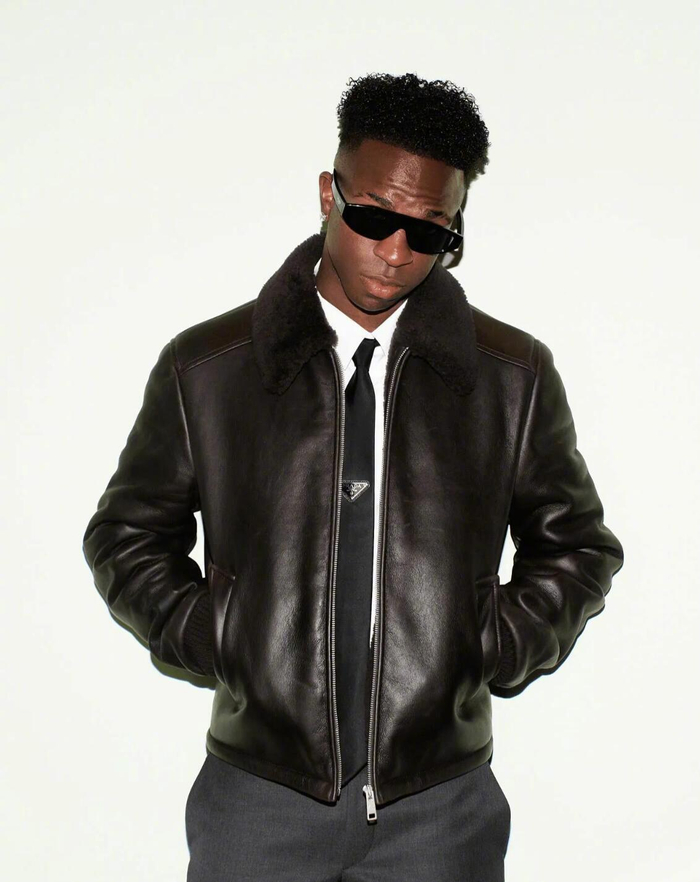 国际赛日空挡，维尼修斯晒2张Prada照，皇马这位球星比西甲赛场还会抢镜