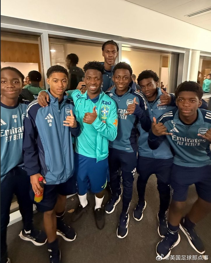 3张合影把英超震了？阿森纳被巴西队威尼撞上热搜