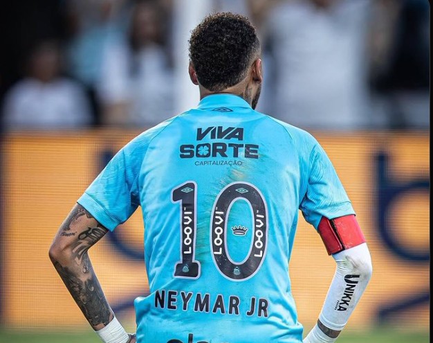 2-3失利外加扔水瓶：桑托斯在巴西甲的尴尬夜，内马尔道歉也挡不住质疑