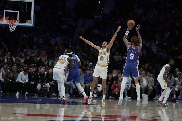 102-100！76人队在NBA险胜凯尔特人，乌布雷补篮定胜负