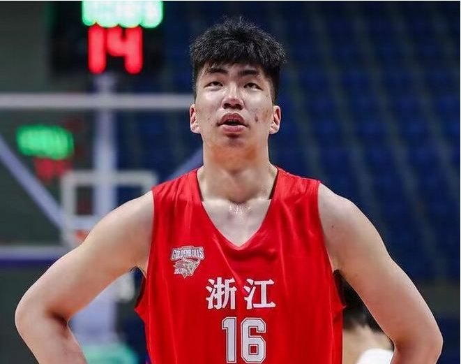 浙江队80-77爆冷晋级，余嘉豪被西班牙召回，NBA球迷也懵了