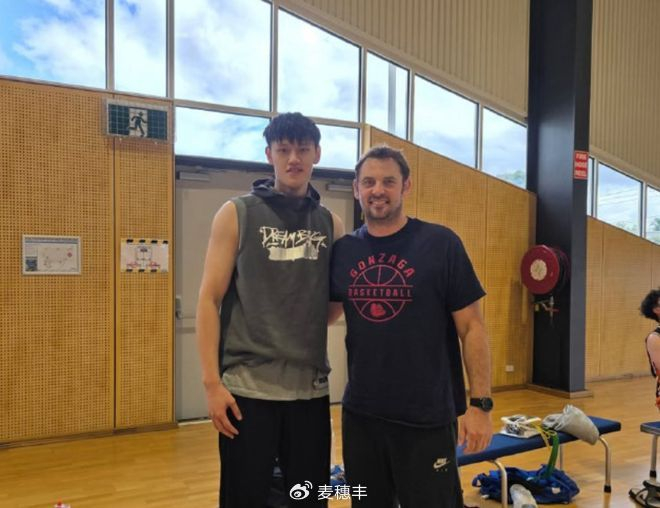 篮网签曾凡博只给10分钟，CBA路还在？五队NBL邀约和国家队留给他抉择