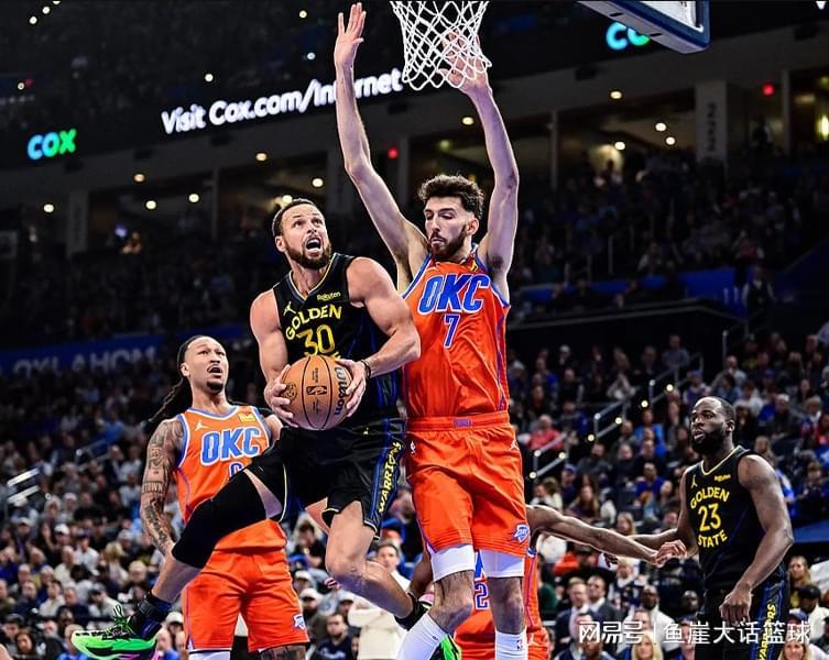 雷霆126-102掀翻勇士，库里复出首恶犯引爆更衣室危机，科尔都看不下去了