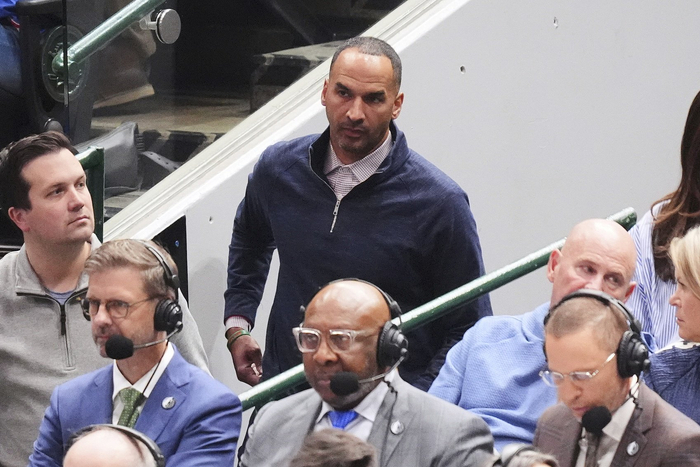 独行侠三年磨一剑？哈里森的烂账和凯里·欧文的戏码，NBA怎么老让人看笑话