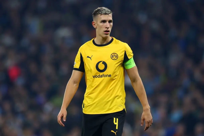 25岁中卫犯难：利物浦盯上施洛特贝克，英超能接住多特蒙德的防守炸弹吗？