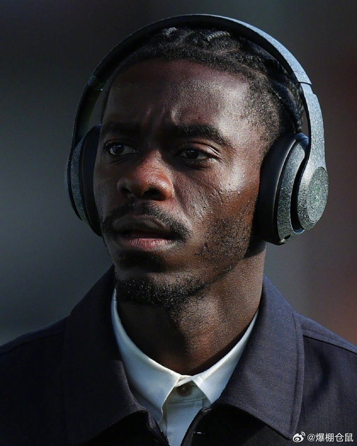 27岁图安泽贝告曼联要一百万英镑，英超后卫伤治成笑话？