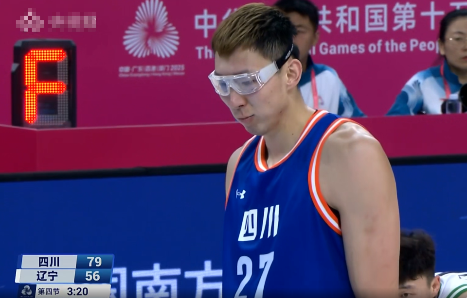 周琦26分钟轰16+13压制韩德君，辽宁飞豹背负老将退役的沉重一幕