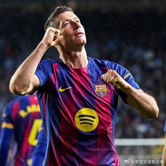 AC米兰瞄准莱万，伊布当老推手，真要把波兰巨星从巴塞罗那挖回意甲？